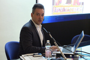 Pier Luigi Pensotti durante la conferenza
